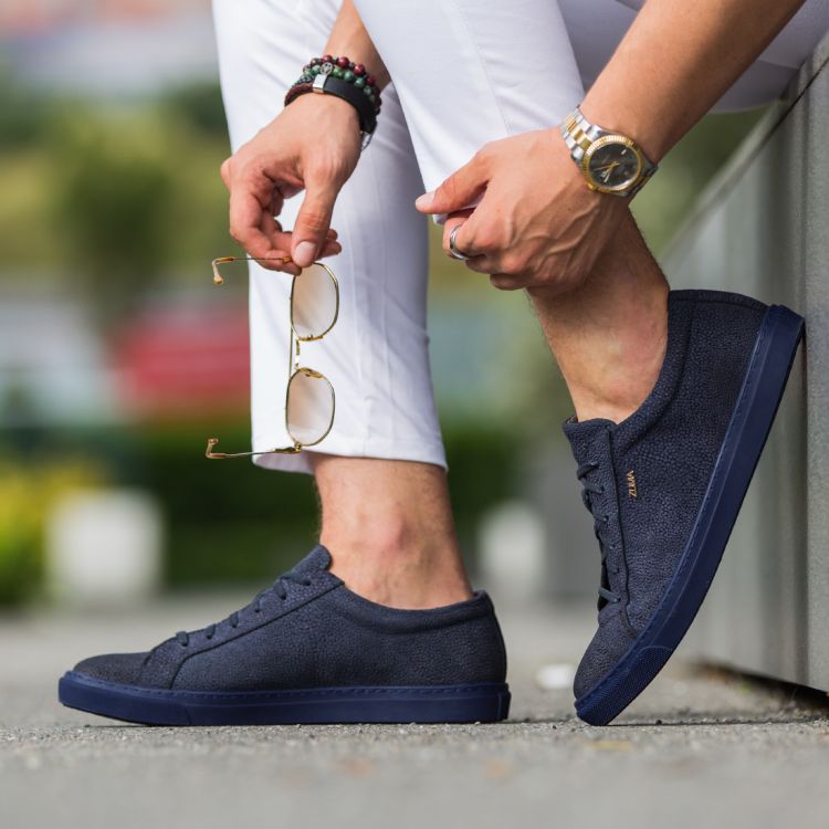 103 NAVY BLUE STINGRAY EMBOSSED LEATHER SNEAKER  Galeri Resmi 3